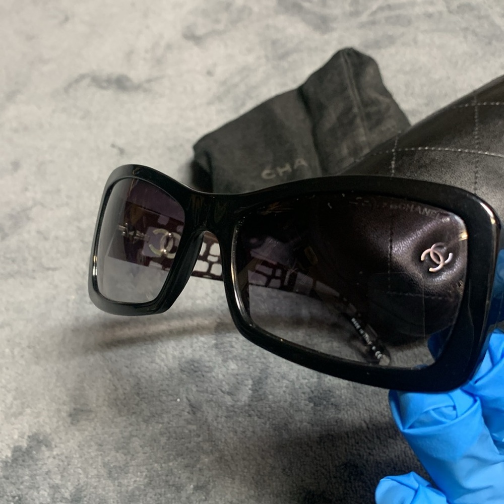 CHANEL Black & Tortoiseshell Rectangular Logo Sunglasses - Picture 11 of 16